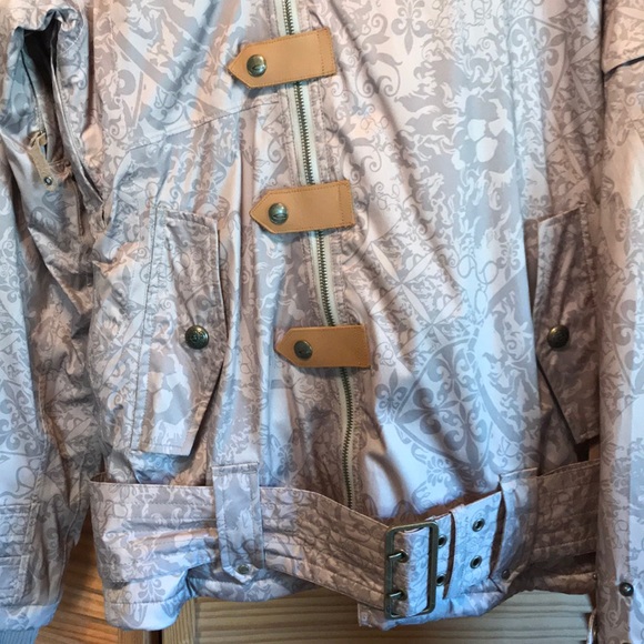 Gretchen Bleiler Oakley Mane Snowboard Jacket - Picture 4 of 9